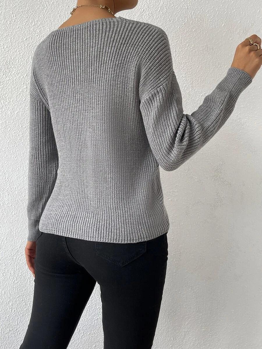 Grauer Strickpullover mit V-Ausschnitt und langen Ärmeln