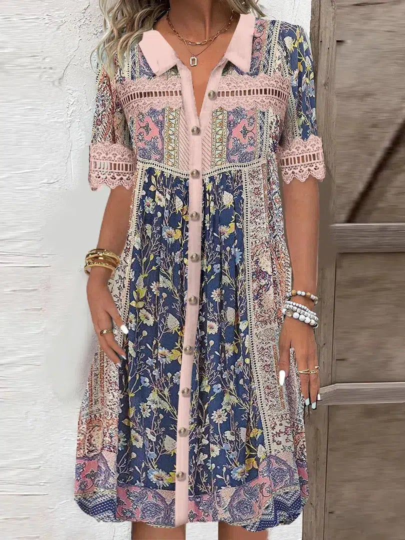 Süßes Minikleid mit kurzen Ärmeln und Druck
