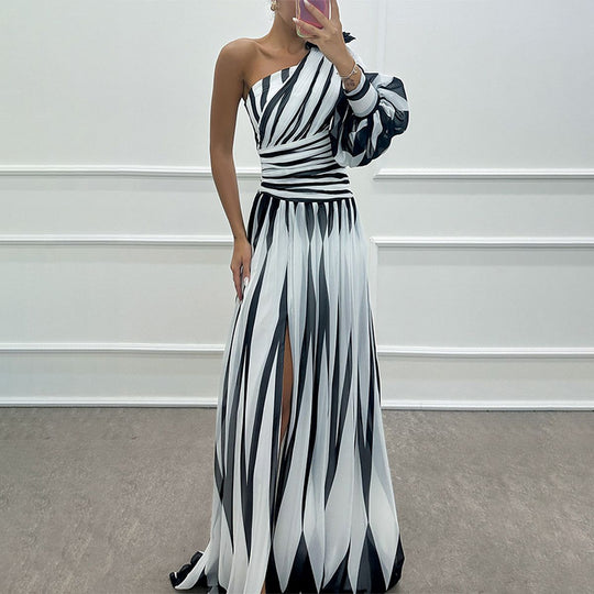 Elegantes Maxikleid mit gestreiftem Druck auf einer Schulter