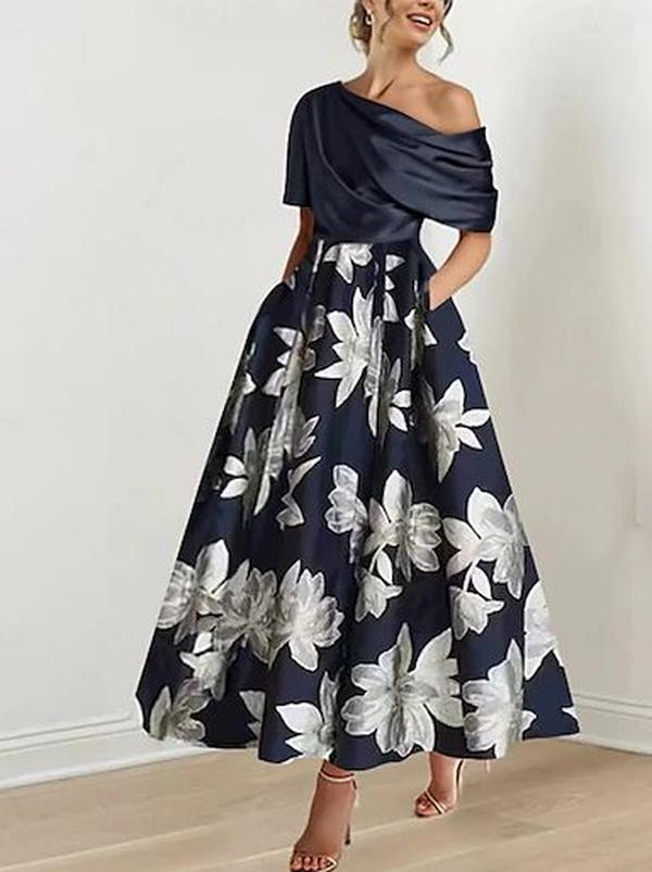 Modernes schulterfreies Maxikleid mit Blumendruck