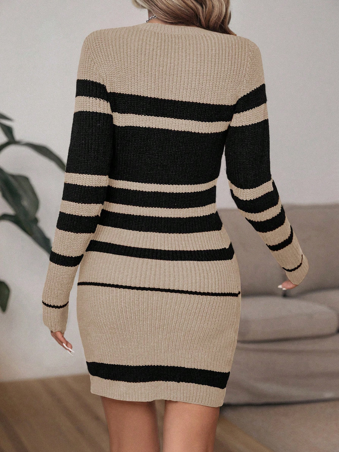 Khakifarbenes Mini-Pulloverkleid mit Rundhalsausschnitt