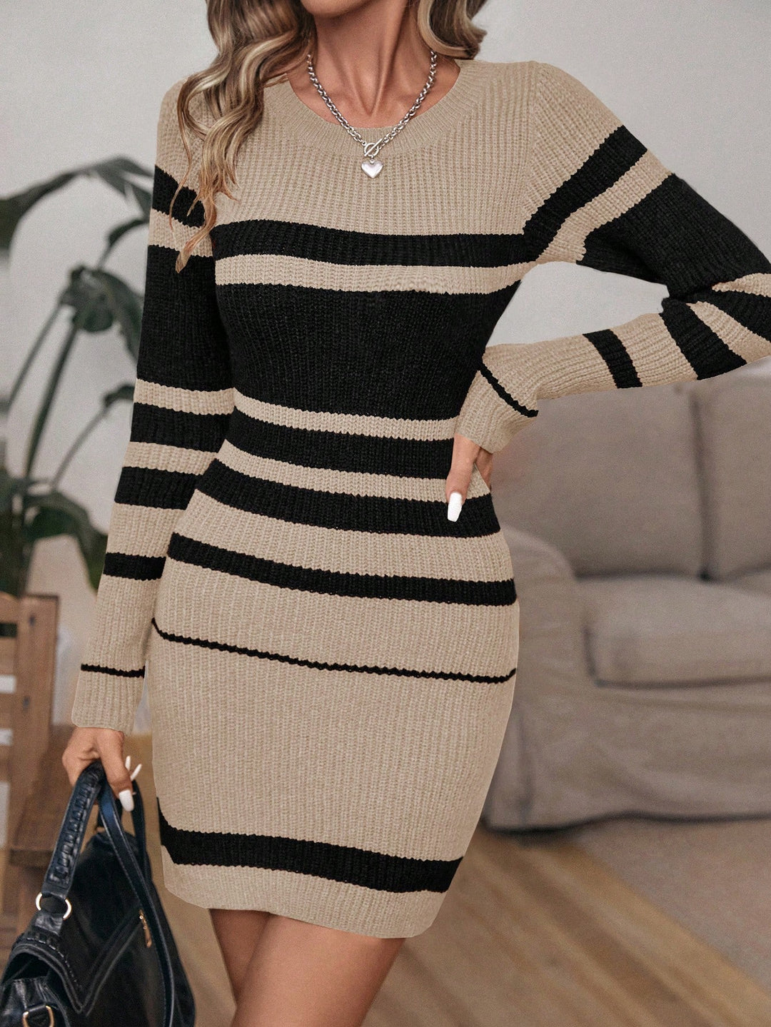 Khakifarbenes Mini-Pulloverkleid mit Rundhalsausschnitt