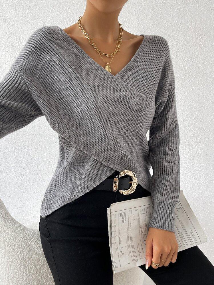 Grauer Strickpullover mit V-Ausschnitt und langen Ärmeln