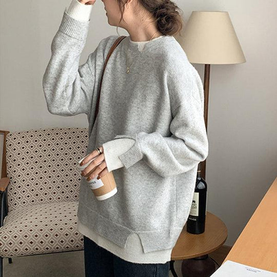 Grauer und weißer übergroßer Pullover mit langen Ärmeln und Cut-Out