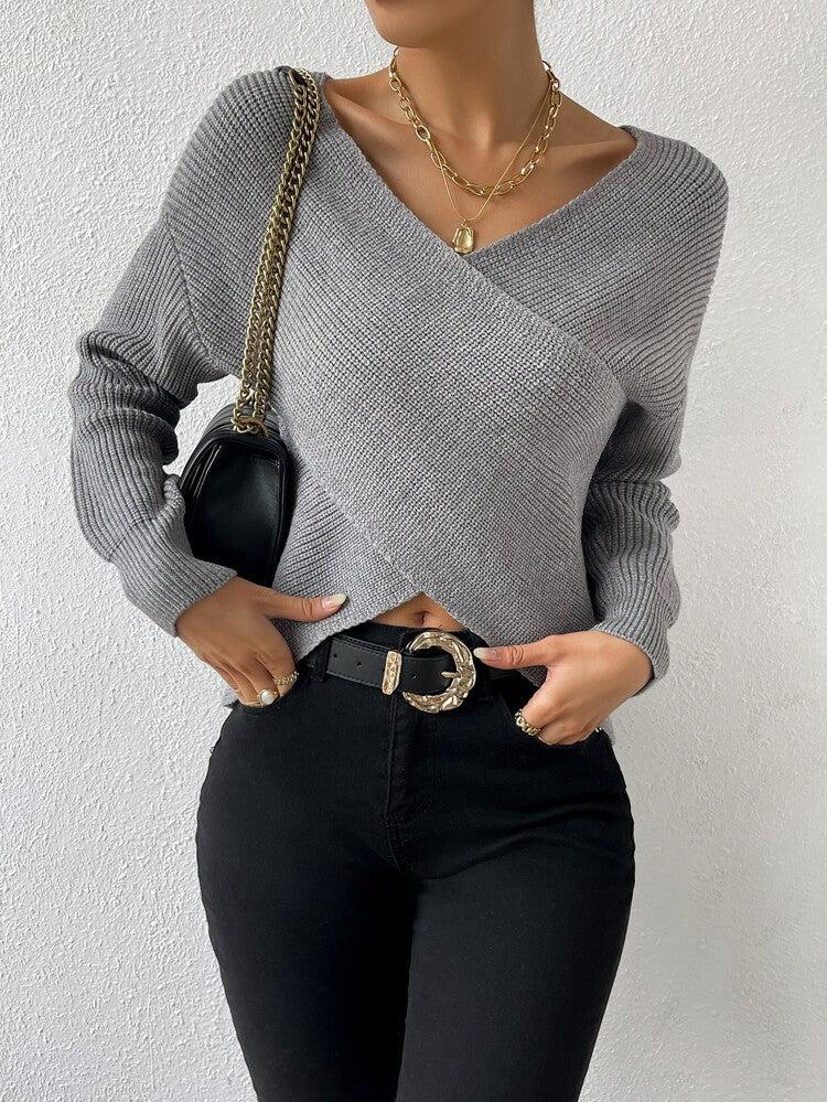 Grauer Strickpullover mit V-Ausschnitt und langen Ärmeln