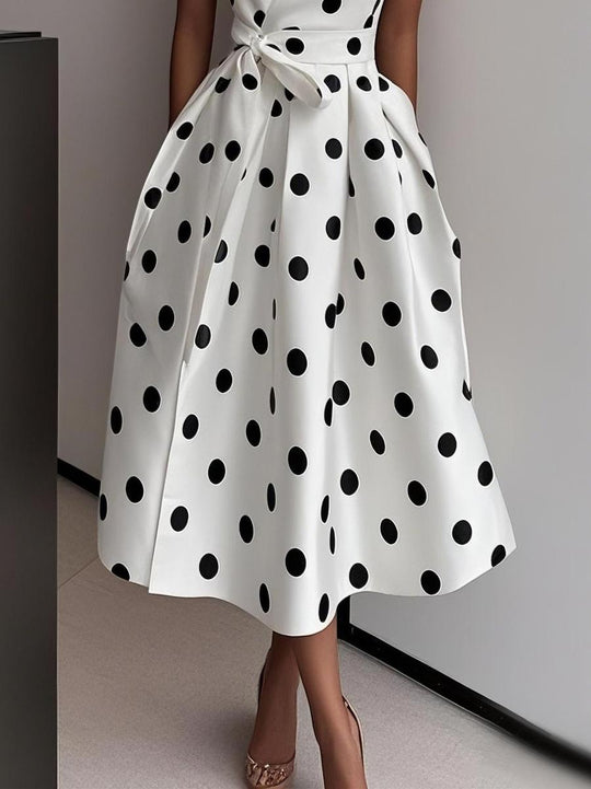 Stylisches gepunktetes ärmelloses Midikleid