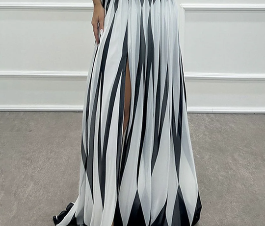 Elegantes Maxikleid mit gestreiftem Druck auf einer Schulter