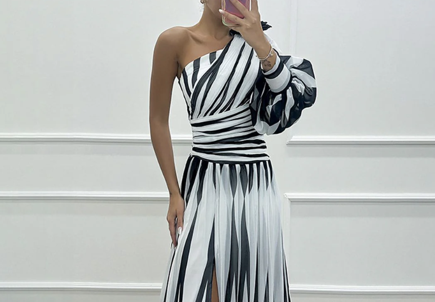 Elegantes Maxikleid mit gestreiftem Druck auf einer Schulter