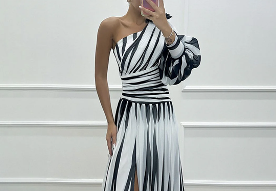 Elegantes Maxikleid mit gestreiftem Druck auf einer Schulter