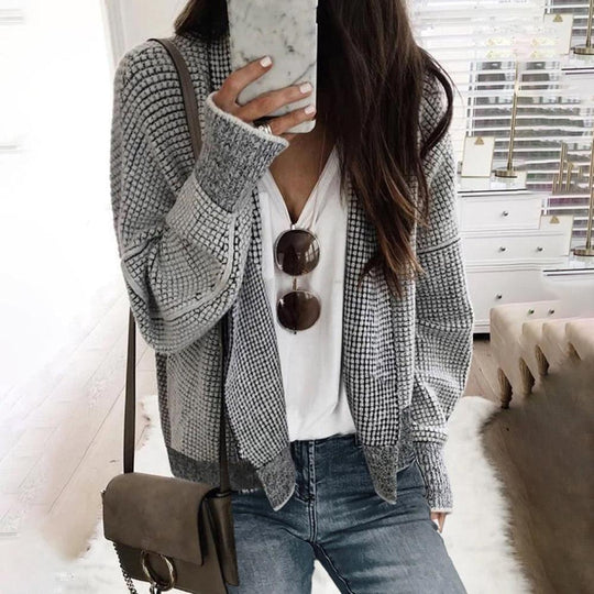 Graue einfarbige Strickjacke mit langen Ärmeln
